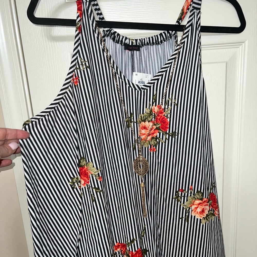 NWT, summer tank with attached necklace